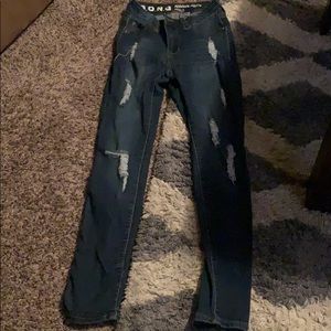 Women’s SONG jeans.